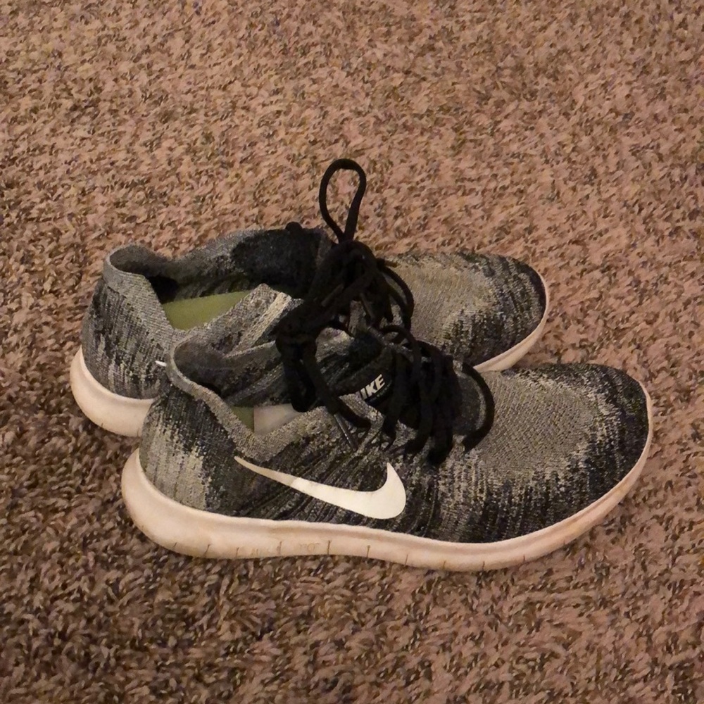 Nike Free tennis shoes🤍